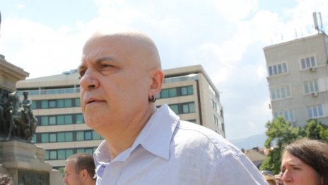 Сигнал за бомба прекъсна делото за референдума на Слави