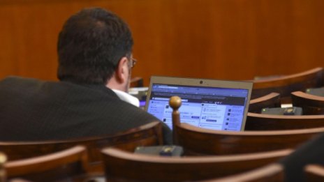 Работен ден от 23 минути? Може, ако си депутат в България!