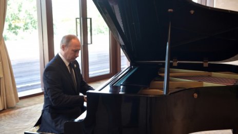 Путин посвири на пиано песни за съветската ера