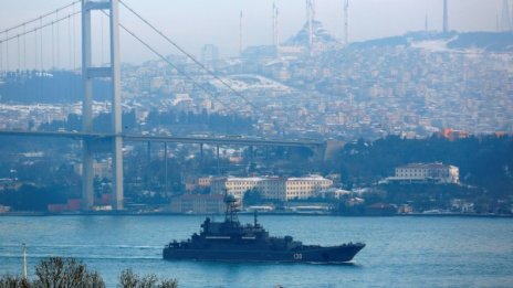 Руските военни кораби при засилена охрана през Босфора 