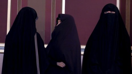 Край с бурките в Австрия, спират от продажба Корана