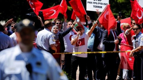 Сбиване пред посолството на Турция в САЩ, има ранени