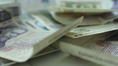 Търновка метна от балкона 5 бона и злато на апашите