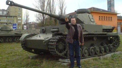 Иво Антонов се извини за нацисткия поздрав пред танка