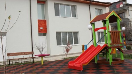 Детските домове намаляват, социалните услуги са повече