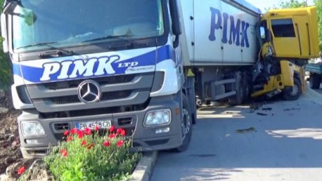 Двама пострадаха след удар между два тира