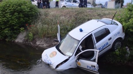 Абитуриентка засече патрулка, прати я във воден канал 
