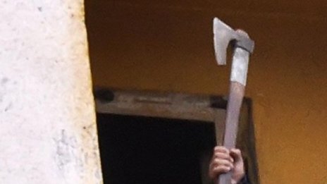 Арестуваха млад мъж, убил с брадва дядо в Любимец