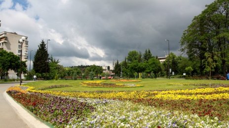 Валежите продължават, градусите падат