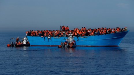 Три пъти по-малко мигранти стигнали Европа по море 