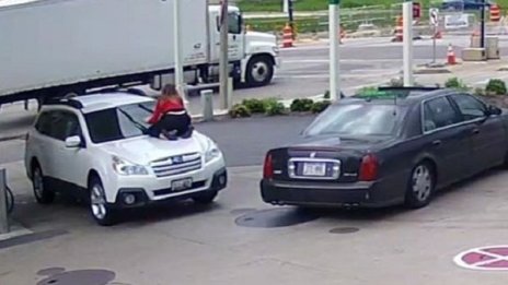 Американка рискува живота си... за да спаси колата си от крадци