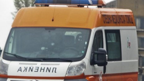 Мъж скочи от шестия етаж на болница, спаси го козирка