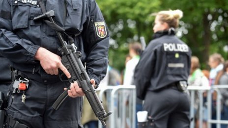 Отцепиха улица в Берлин заради подозрителна кола