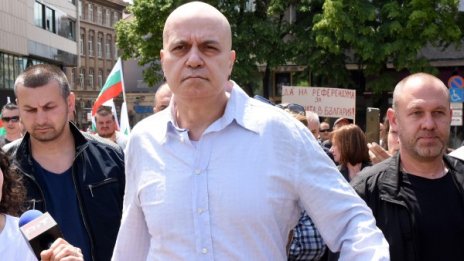 Съдът: Референдумът не е задължителен! Слави: Отвратен съм