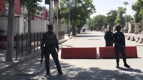 Евакуират служителите на посолството ни в Кабул