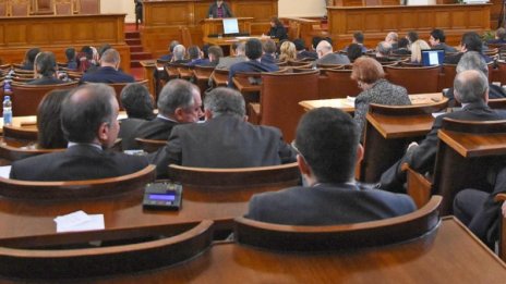 В парламента няма мир! Викове: ГЕРБ е БКП, БСП – в Сибир
