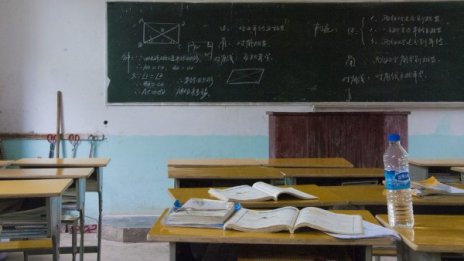 Ученички "освободени" от училище... през прозореца