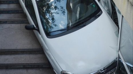 В центъра на Добрич: Жена "паркира" в магазин