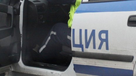 Откриха 12 бежанци в ТИР край Сандански