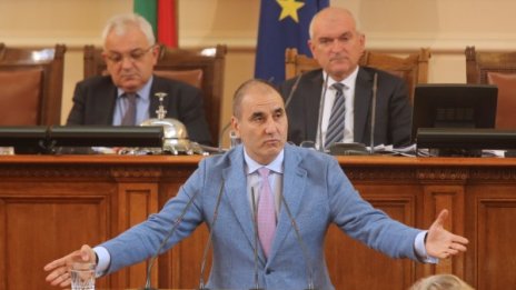 Цветанов срещу Нинова във Facebook: Говорите неистини!