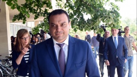 Край с купуването на книжки, държавата ще провежда изпитите