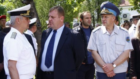 Каракачанов обеща: Доставка на масло за двигателите във ВВС