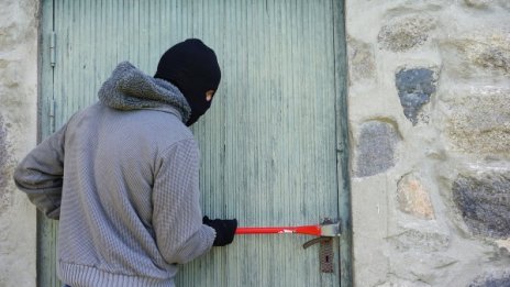 Трима завързаха дядо в дома му и взеха 24 000 лева