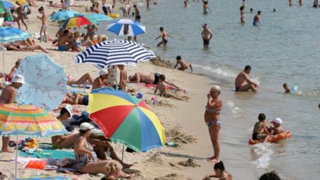 Мекици, кукуруз... Инспектори по петите на плажни търговци