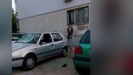Ярост! Мъж вилня и потроши колата на доведения си баща