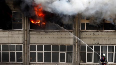 Двама загинали при пожар в хотел в Истанбул
