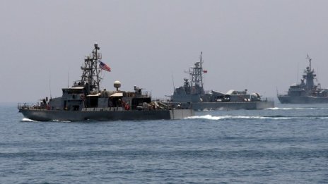 Американски боен кораб се сблъска с търговски край Япония
