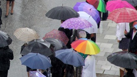 Утре ще е още по-хладно, не прибирайте чадърите