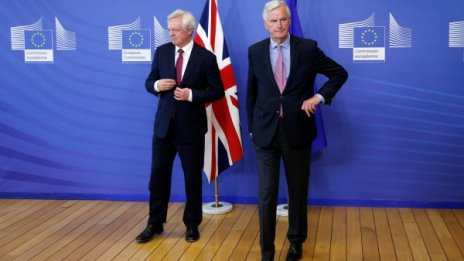 Преговорите за Brexit тръгнаха със сблъсък
