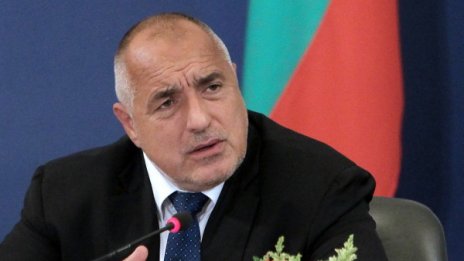 Премиерът Борисов само леко накуцва. Без патерици срещна Заев!