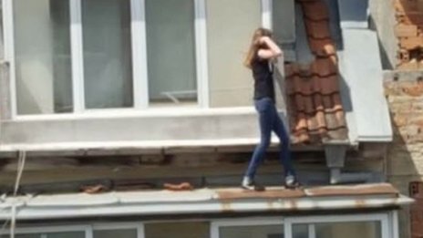 Опасно тийнейджърско селфи плъзна във Варна
