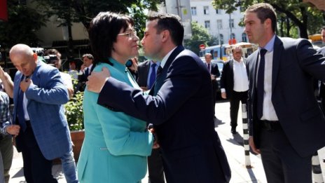 Нинова и Заев – партийно приятелство и още нещо