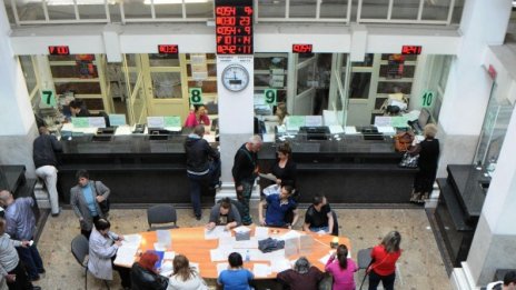 Чиновници без заплати! Тормозят ли хората за документ на хартия?