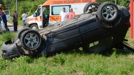 Катастрофа на "Хемус": Кола се обърна с висока скорост