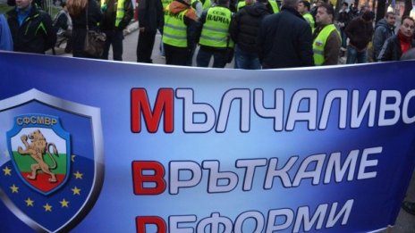 Заедно с полицаите на протест и пожарникарите, спасителите 