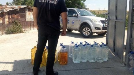 3,5 т нелегален алкохол задържаха в Карнобат
