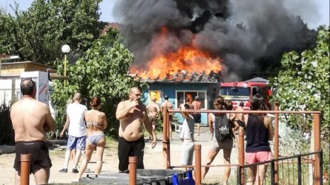 Пожар избухна в рецепцията на къмпинг "Смокиня"