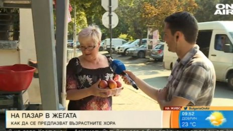 На столичен пазар в жегата: Пием вода, мокрим крака... те така