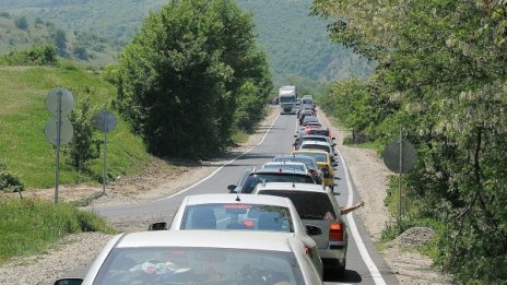 Интензивен трафик по повечето КПП-та, 5 км е на "Дунав мост"