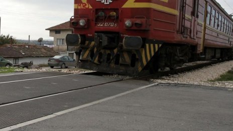 Дим от локомотива спря пътническия влак Сливен - Бургас 