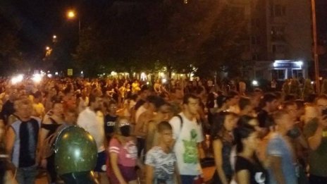 Сблъсъци в Асеновград. Протестиращи щурмуват ромската махала