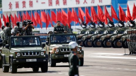 Мащабен военен парад в Хонконг, най-големият от 20 г.