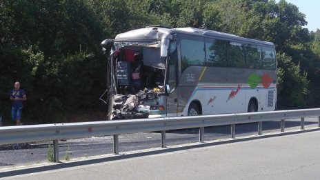 Два автобуса се удариха на пътя Бургас-Созопол