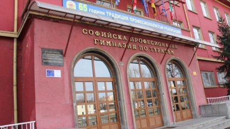 Ученикът, ритнал учителка, ще бъде преместен в друго училище