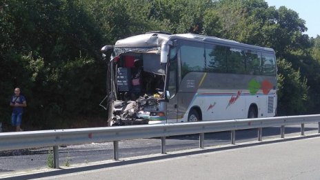 При удара на автобуси край Созопол: Двама тежко ранени