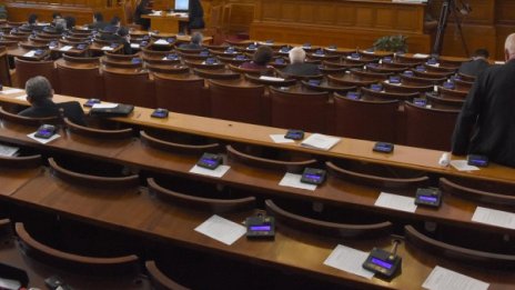 Започва проверка: Могат ли да гласуват депутати с чужди карти?